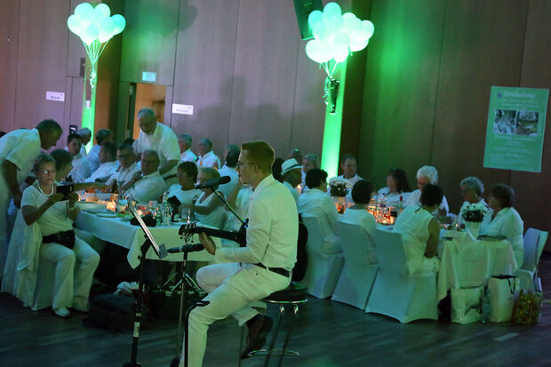 Verwaltungsmitarbeiter David Schmeiser unterhielt die Gäste live mit Gitarre und Gesang. FOTO: ANDREAS DUNKER