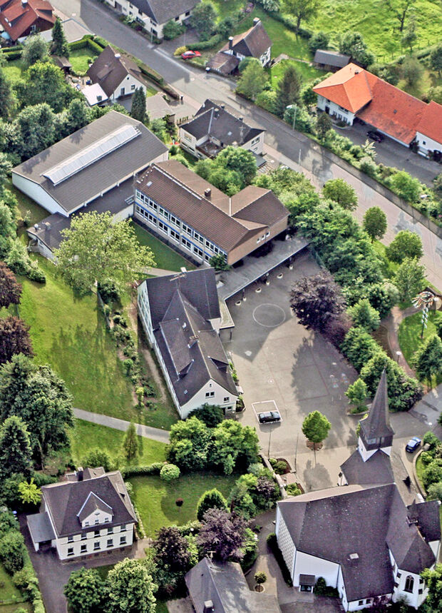 Alt- und Neubau sowie Sporthalle der bisherigen Westerheide-Schule in Echthausen FOTO: ANDREAS DUNKER