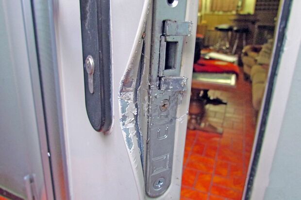 Die aufgebrochene Kellertür FOTO: POLIZEI