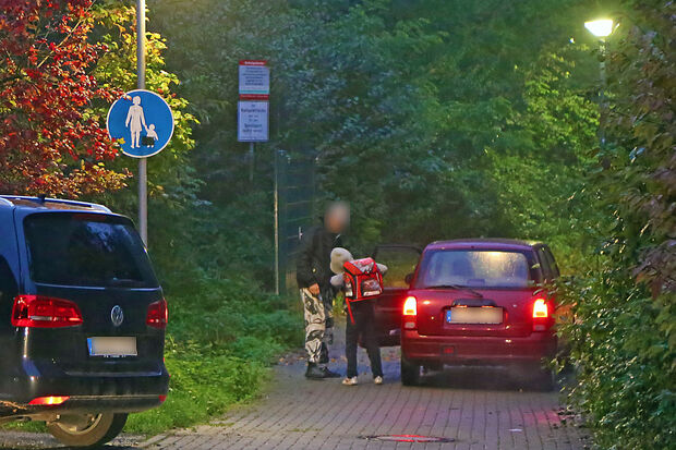 Das eigene Kind möglichst nah an der Schule "absetzen" – da wird auch ein Fußgängerweg-Schild mal einfach missachtet. FOTO: ANDREAS DUNKER