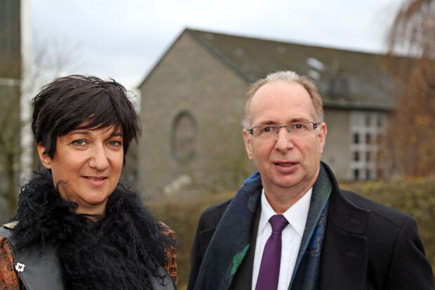 Eva Berneis und Pfarrer Dr. Christian Klein vor der Christus-Kirche in Wickede ARCHIVFOTO: ANDREAS DUNKER