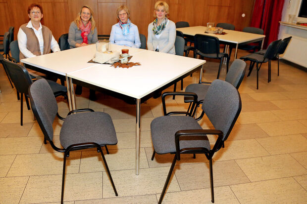 Die fleißigen Frauen vom Förderverein (von links): Ellinor Schilling, Delia Heck, Inge Gabrecht und Ilona Fischer. Für unser Foto testeten die Damen die neuen Stühle. – Zuvor hatten sie in der Küche gewirkt und die Besucher beim "Kartoffelfest" bedient. FOTO: ANDREAS DUNKER