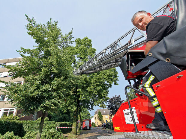 Thomas Hauschulte (vorne) sowie Markus Reiners und Michael Schäckel (im Korb) waren aus Wickede dem großen Drehleiterwagen zur Hilfe nach Werl gekommen.  FOTO: ANDREAS DUNKER