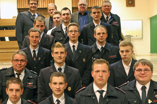 Beförderte Mitglieder der Freiwilligen Feuerwehr der Gemeinde Wickede (Ruhr) FOTO: ANDREAS DUNKER