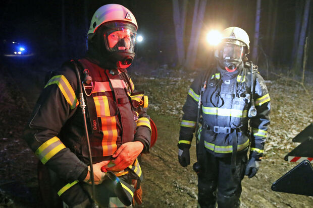 Atemschutzträger der Wickeder Wehr – im Hintergrund der Polizei-Streifenwagen mit Blaulicht FOTO: ANDREAS DUNKER