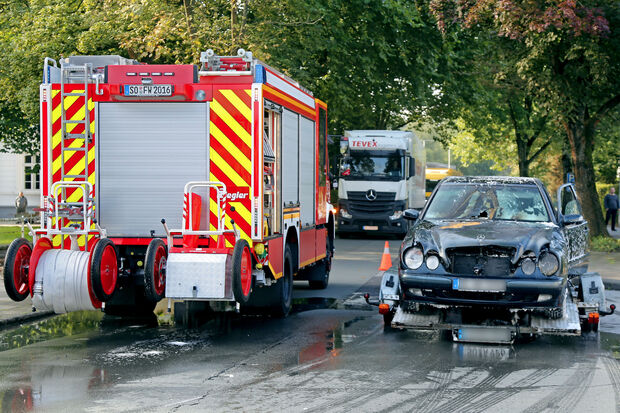 Totalschaden: der Pkw mit dem ausgebrannten Motorraum wurde abgeschleppt. FOTO: ANDREAS DUNKER
