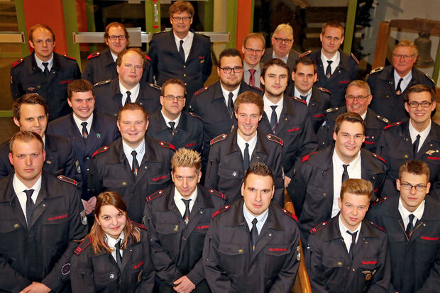 Gruppenfoto nach den Beförderungen und Ehrungen im Rahmen der Jahresdienstbesprechung der Freiwilligen Feuerwehr der Gemeinde Wickede (Ruhr) FOTO: ANDREAS DUNKER