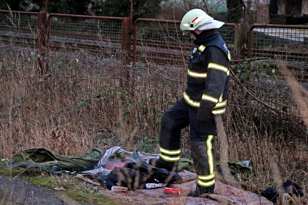 Stellvertretender Feuerwehr-Zugführer Michael Schäckel begutachtete den brennenden Schlafsack FOTO: ANDREAS DUNKER