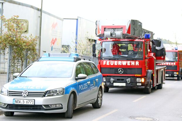 Einsatzfahrzeuge in der Straße "Im Winkel" in Wickede FOTO: ANDREAS DUNKER