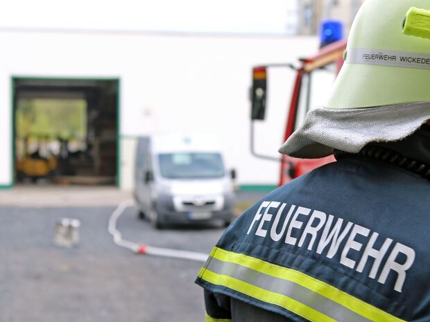 Feuerwehrmann im Einsatz FOTO: ANDREAS DUNKER