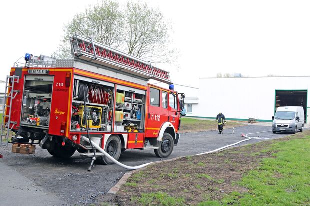 Feuerwehrfahrzeug vor der Tischlerei-Halle in Wickede FOTO: ANDREAS DUNKER