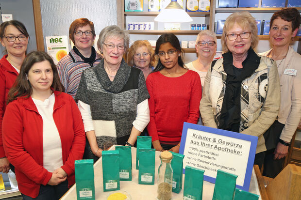 Veranstaltung im Rahmen des "Frauen-März" im vergangenen Jahr 2016 in der Ruhr-Apotheke in Wickede. Rechts: Apothekerin Martina Brennecke ARCHIVFOTO: ANDREAS DUNKER