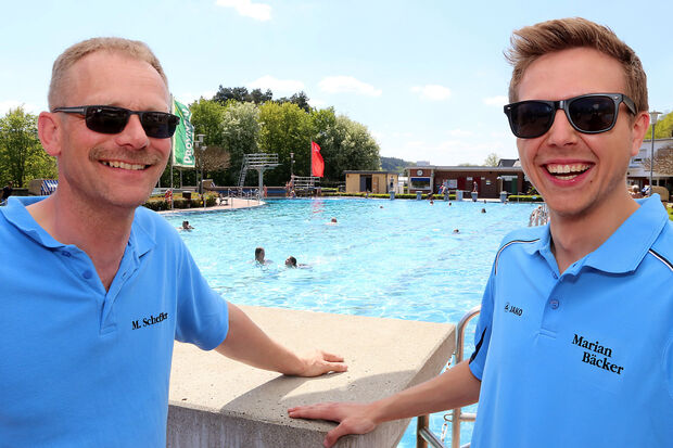 Schwimmmeister Michael Scheffler (links) und Aushilfe Marian Bäcker am Samstag bei der Aufsicht im Freibad. FOTO: ANDREAS DUNKER