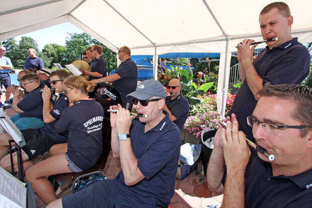 Die Musiker des Feuerwehr-Spielmannszuges hatten eigens den melodischen Ohrwurm „Pack’ die Badehose ein“ für den Frühschoppen im Freibad einstudiert. FOTO: ANDREAS DUNKER