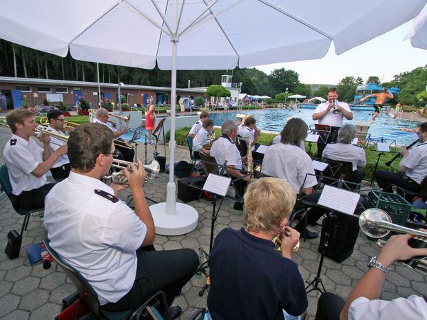 Der Musikzug der Freiwilligen Feuerwehr spielte bereits am Beckenrand im Freibad FOTO: ANDREAS DUNKER
