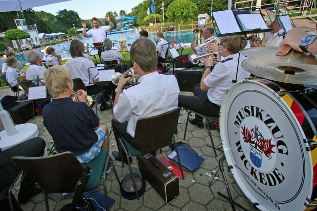 Der Feuerwehr-Musikzug spielte am Beckenrand im Freibad der Gemeinde Wickede (Ruhr). FOTO: ANDREAS DUNKER
