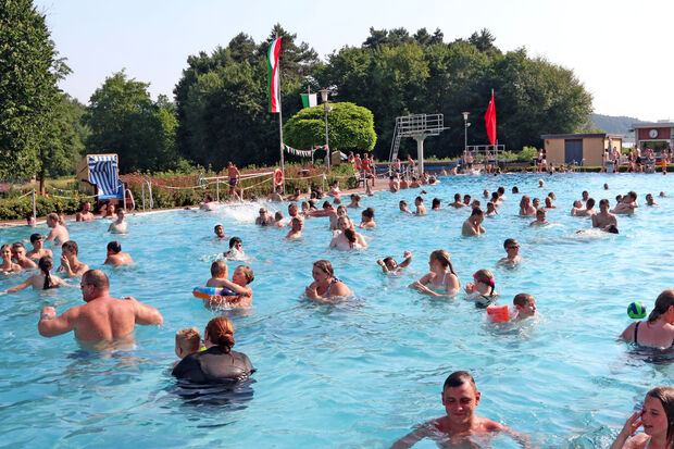 Schwimmerbecken mit gesperrten Sprungtürmen FOTO: ANDREAS DUNKER