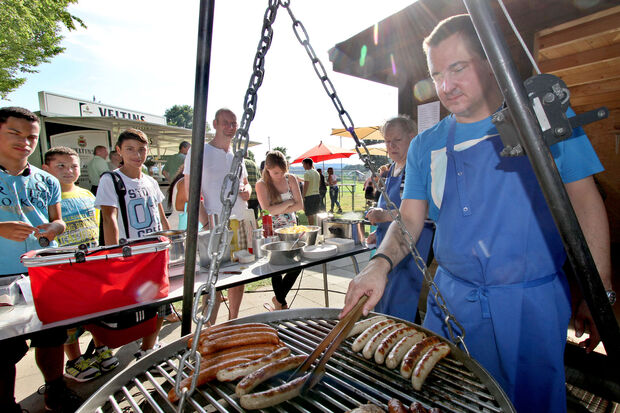 Der Mann am Grill kam bei den heißen Temperaturen mächtig ins Schwitzen. FOTO: ANDREAS DUNKER