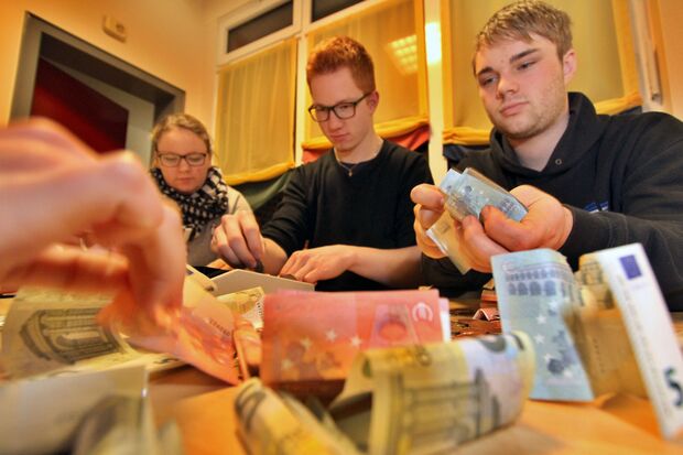 Münzen und Scheine mussten von Hand gezählt werden. FOTO: ANDREAS DUNKER