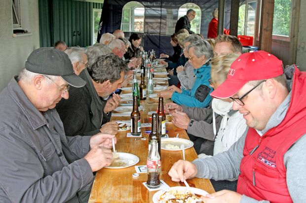 Die Wimberner "Grenzgänger" ließen es sich schmecken. FOTO: ANDREAS DUNKER