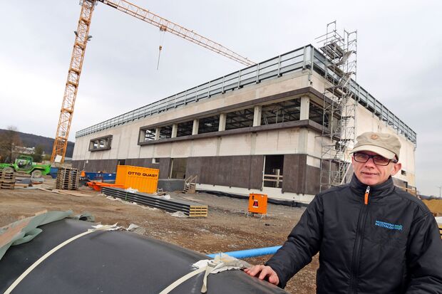 Wasserwerk Echthausen: Betriebsleiter Robert Hagelschuer steht an einem der riesigen Rohre. FOTO: ANDREAS DUNKER