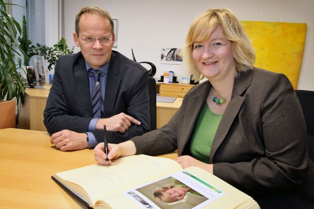Eintrag ins Goldene Buch der Gemeinde Wickede (Ruhr): Dagmar Hanses (MdL), Bündnis ‚90 / Die Grünen, beim „Antrittsbesuch“ im Rathaus. Links: Bürgermeister Dr. Martin Michalzik (CDU), der Hanses unter anderem aus seiner Zeit im Düsseldorfer Landtag als Mitarbeiter von Landtagspräsident Eckhard Uhlenberg (CDU) gut kennt. FOTO: ANDREAS DUNKER