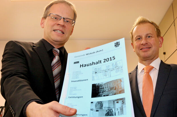Bürgermeister Dr. Martin Michalzik (CDU) und sein Kämmerer Christian Wiese (von links) stellen den Haushalt der Gemeinde Wickede (Ruhr) vor. FOTO: ANDREAS DUNKER