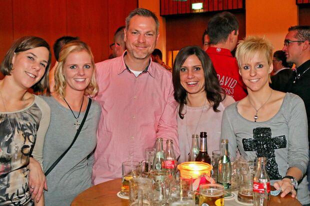 Heitere Mienen beim Herbstfest: Im Bürgerhaus war gute Stimmung. FOTO: ANDREAS DUNKER