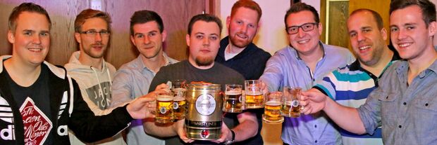 Auf das gewonnene Fässchen Bier stieß man gleich mit den Bekannten zusammen an. FOTO: ANDREAS DUNKER