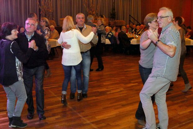 Etliche Paare schwangen das Tanzbein zur Live-Musik von „Sound-Cocktail“. FOTO: ANDREAS DUNKER