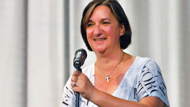 Prädikantin Eva Berneis übernahm das Schlusswort bei dem Benefizkonzert und bedankte sich für die Spenden aus dem Publikum. FOTO: ANDREAS DUNKER Prädikantin Eva Berneis übernahm das Schlusswort bei dem Benefizkonzert und bedankte sich für die Spenden aus dem Publikum. FOTO: ANDREAS DUNKER