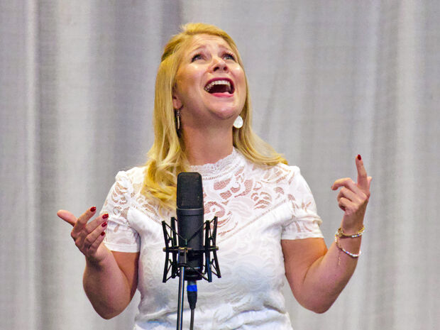 Sängerin Iris Thiergarten rockte mit ihrer Stimme die Bühne. FOTO: ANDREAS DUNKER Sängerin Iris Thiergarten rockte mit ihrer Stimme die Bühne. FOTO: ANDREAS DUNKER