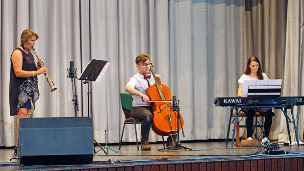 Präsentierten ihr musikalisches Können: die Saxophonistin Frauke Geisweid-Kröger aus Soest sowie Cellist Jurgen Skura und Pianistin Valentina Wekesser aus Wickede. FOTO: ANDREAS DUNKER Präsentierten ihr musikalisches Können: die Saxophonistin Frauke Geisweid-Kröger aus Soest sowie Cellist Jurgen Skura und Pianistin Valentina Wekesser aus Wickede. FOTO: ANDREAS DUNKER