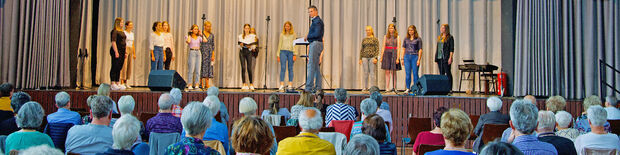 Urlaubsbedingt nicht in voller Besetzung: der junge Chor der "Cantalinos" unter Leitung von Armin Klotz, der inzwischen auch Mitglied des Presbyteriums der Evangelischen Kirchengemeinde Wickede (Ruhr) ist. FOTO: ANDREAS DUNKER Urlaubsbedingt nicht in voller Besetzung: der junge Chor der "Cantalinos" unter Leitung von Armin Klotz, der inzwischen auch Mitglied des Presbyteriums der Evangelischen Kirchengemeinde Wickede (Ruhr) ist. FOTO: ANDREAS DUNKER