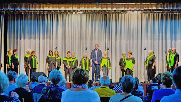 Für den Gospelchor "CornerStones" unter Leitung von Daniel Pütz aus Balve war es ebenso wie für die meisten anderen Musiker und Sänger am Sonntag wieder der erste Bühnenauftritt nach langer Corona-Pause. FOTO: ANDREAS DUNKER Für den Gospelchor "CornerStones" unter Leitung von Daniel Pütz aus Balve war es ebenso wie für die meisten anderen Musiker und Sänger am Sonntag wieder der erste Bühnenauftritt nach langer Corona-Pause. FOTO: ANDREAS DUNKER