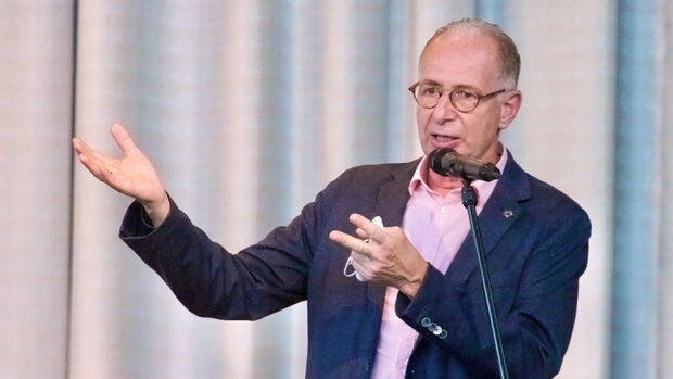 Pfarrer Dr. Christian Klein von der Evangelischen Kirchengemeinde Wickede (Ruhr) war während des Starkregens und Hochwassers selbst in der Eifel und erlebte das Unwetter live vor Ort mit. Er hatte deshalb die Idee zu einem Benefizkonzert. FOTO: ANDREAS DUNKER Pfarrer Dr. Christian Klein von der Evangelischen Kirchengemeinde Wickede (Ruhr) war während des Starkregens und Hochwassers selbst in der Eifel und erlebte das Unwetter live vor Ort mit. Er hatte deshalb die Idee zu einem Benefizkonzert. FOTO: ANDREAS DUNKER