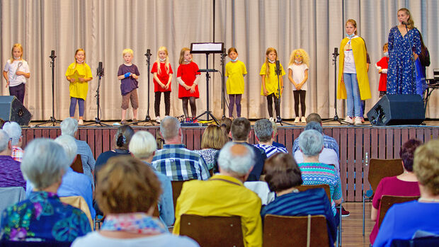 Auszüge aus dem Kindermusical "Kunterbunt" präsentierten die Steppkes unter musikalischer Leitung von Johanna Klotz (rechts). FOTO: ANDREAS DUNKER Auszüge aus dem Kindermusical "Kunterbunt" präsentierten die Steppkes unter musikalischer Leitung von Johanna Klotz (rechts). FOTO: ANDREAS DUNKER