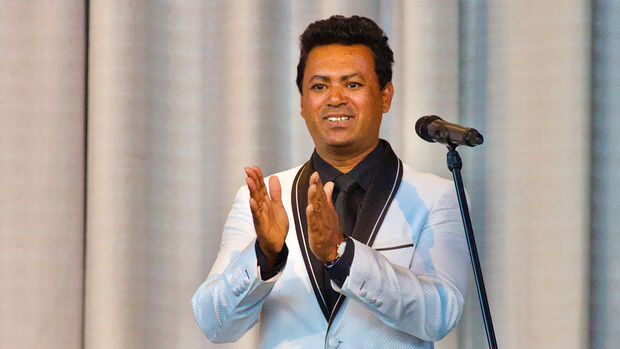 Tenor Matthew Overmeyer, der normal professionell am Theater in Hagen arbeitet und in Wickede wohnt, beteiligte sich auch am Benefiz-Konzert. FOTO: ANDREAS DUNKER Tenor Matthew Overmeyer, der normal professionell am Theater in Hagen arbeitet und in Wickede wohnt, beteiligte sich auch am Benefiz-Konzert. FOTO: ANDREAS DUNKER