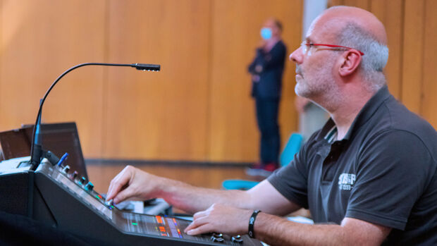 Die Veranstaltungstechniker Ralf (Bild) und Martin Burzan sorgten für den richtigen Ton. Unterstützt wurden sie dabei von Robin Kemper. FOTO: ANDREAS DUNKER Die Veranstaltungstechniker Ralf (Bild) und Martin Burzan sorgten für den richtigen Ton. Unterstützt wurden sie dabei von Robin Kemper. FOTO: ANDREAS DUNKER