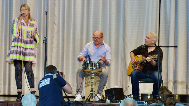 Das „Trio Dori“ mit dem Wickeder Gitarristen Martin Hüttenbrink (rechts) eröffnete den musikalischen Reigen. FOTO: ANDREAS DUNKER Das „Trio Dori“ mit dem Wickeder Gitarristen Martin Hüttenbrink (rechts) eröffnete den musikalischen Reigen. FOTO: ANDREAS DUNKER