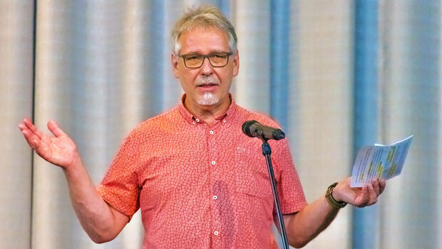 Mitorganisator Roland Lischnewski begrüßte das Publikum im Namen des Presbyteriums der Evangelischen Kirchengemeinde Wickede (Ruhr). FOTO: ANDREAS DUNKER Mitorganisator Roland Lischnewski begrüßte das Publikum im Namen des Presbyteriums der Evangelischen Kirchengemeinde Wickede (Ruhr). FOTO: ANDREAS DUNKER
