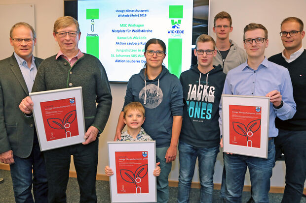 Bürgermeister Dr. Martin Michalzik (CDU), Friedhelm Koch vom Motor-Sport-Club Wiehagen, Jakob und Stefanie Bank vom Kanu-Club Wickede (Ruhr), Vincent Goeke, Benedikt Knieper und Jonas Goeke von den Jungschützen der St.-Johannes-Bruderschaft Wimbern sowie Johannes Kobeloer vom Versorgungsunternehmen "innogy" (von links) mit den Urkunden des Klimaschutzpreises für die Gemeinde Wickede (Ruhr) FOTO: ANDREAS DUNKER