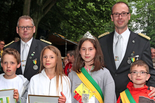 Das alte und neue Kinderkönigspaar zusammen mit Brudermeister Thomas Gehrke und seinem Stellvertreter Martin Bertram (links). – Vordere Reihe von links: Fabian Bernitzki und Laura Bettermann mit ihren Amtsnachfolgern Lisa Marie Wiedwald und Niclas Göbel. FOTO: ANDREAS DUNKER