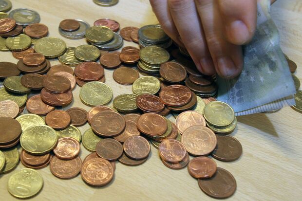 Jede Menge Kleingeld wurde bei der Sternsinger-Aktio in die Sammeldosen geworfen. FOTO: ANDREAS DUNKER