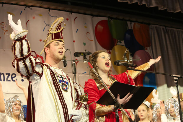 Das Karnevalsprinzenpaar der Session 2015/2016: Dennis Kampmann und Sarah Gebhardt bei der großen Karnevalssitzung der Kolpingsfamilie im Bürgerhaus in Wickede ARCHIVFOTO: ANDREAS DUNKER