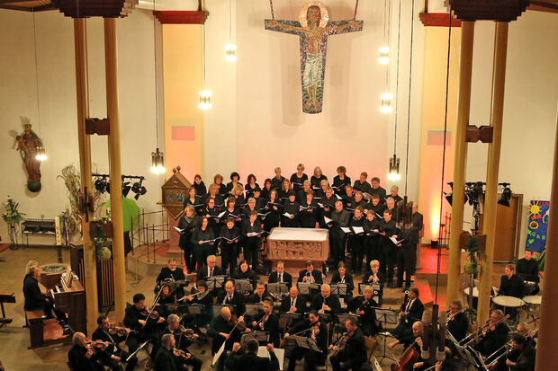 Ein Chorraum mit Chor – vor dem Altar: das Symphonische Orchester FOTO: ANDREAS DUNKER