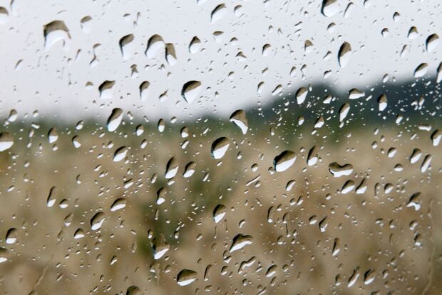 Im Sommer zu viel Regen – hier ein Bild durch eine mit Regentropfen benetzte Scheibe vor einem Kornfeld auf der Haar in Wickede (Ruhr) FOTO: ANDREAS DUKER