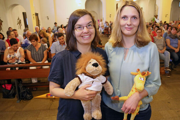 Begrüßten "ihre" Erstklässler mit Kuscheltieren: die Lehrerinnen Tanja Lauber-Selka (1a, Löwe) und Mareike Peters (1b, Giraffe). FOTO: ANDREAS DUNKER