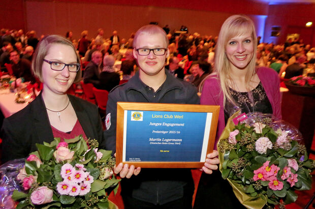 Christiane Kiko (22) aus Westönnen, Martin Logermann (21) aus Büderich und Alina Brinkmann (24) aus Ense wurden mit dem Preis „Junges Engagement“ ausgezeichnet. FOTO: ANDREAS DUNKER