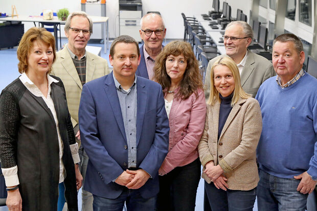 Die aktiven Mitglieder des kürzlich aufgelösten Fördervereins der Gerken-Hauptschule. In der vorderen Reihe (von links): die Kommissarische Schulleiterin Ines Kister, Erster Vorsitzender Holger Rodegra, Zweite Vorsitzende und Schulsekretärin Cornelia Gebhardt, die langjährige Kassiererin Christa Weige und der frühere Vorsitzende Günter Rodegra. Hintere Reihe (von links): Gründungsmitglied Klaus Heßler, Rektor im Ruhestand Erich Reineke und Gründungsmitglied Herbert Irmer. FOTO: ANDREAS DUNKER